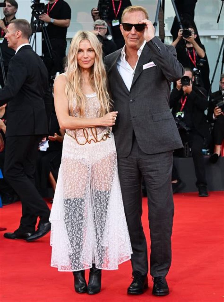 Sienna Miller Height, Weight, Measurements, Bra Size, Shoe Size